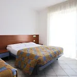Beachside Comfort With Pool And Terrace Appartement *