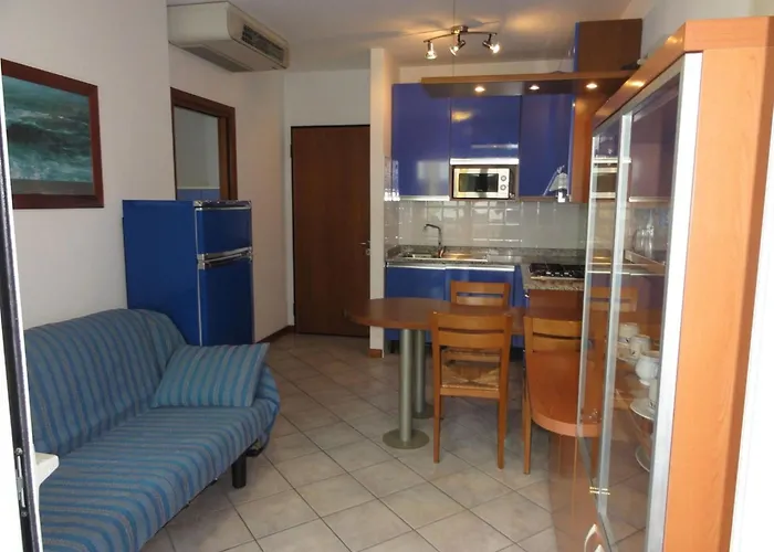 Beachside Comfort With Pool And Terrace Apartamento