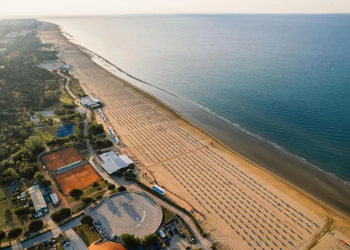 Beachside Comfort With Pool And Terrace Apartamento *