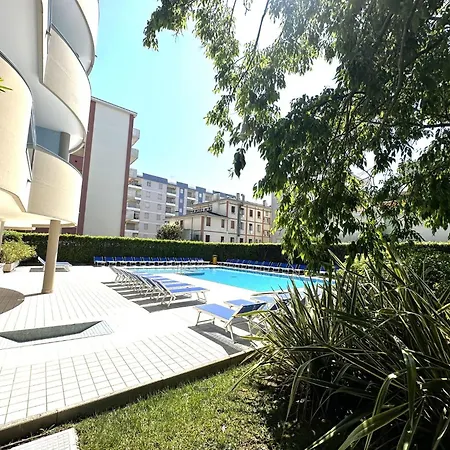 Beachside Comfort With Pool And Terrace *