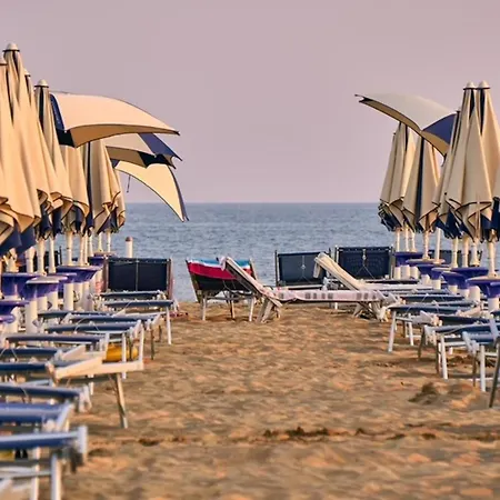 Beachside Comfort With Pool And Terrace * بيبيوني