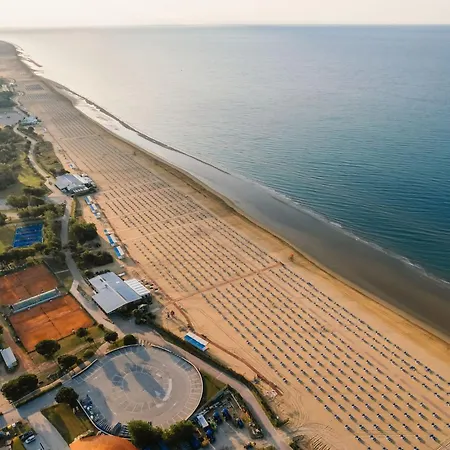 Beachside Comfort With Pool And Terrace شقة *
