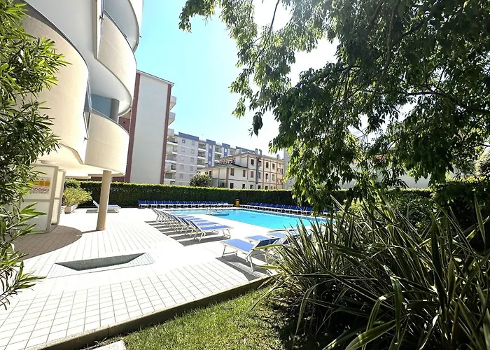 Beachside Comfort With Pool And Terrace *